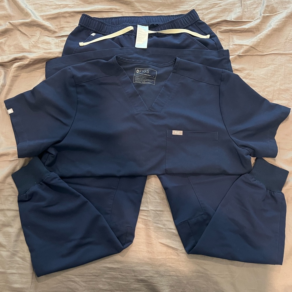 Men’s FIGS scrub set